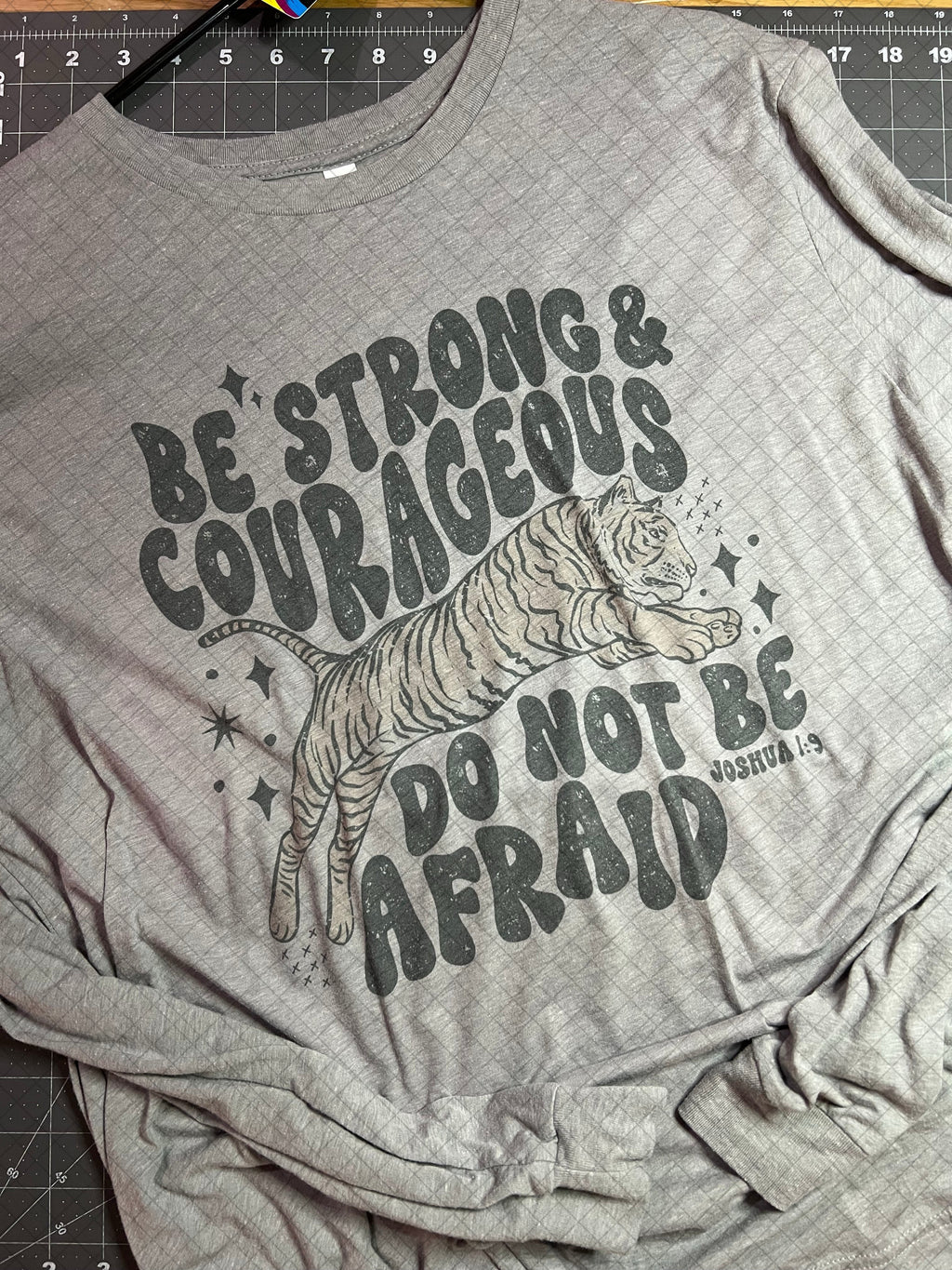 RTS Adult XL Be Strong and Courageous Do Not Be Afraid Long Sleeve